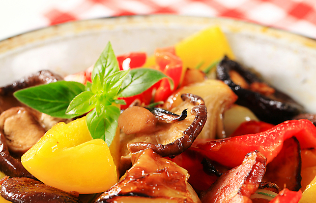 포토 JPG 해외이미지 음식 조각 채소 고추 반찬 양파 요리 사람없음 버섯 튀김 프라이팬 냄비 굽기 묘사 후추 반주 섞기 오레가노 음식준비 저지방 채식주의자 해외202004 해외202105 해외포토 주방용품 기름_음식 솥 구이 향신료 준비 채식 파일형식