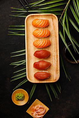 포토 JPG 해외이미지 스튜디오촬영 잎 젓가락 실내 사람없음 초밥 고추냉이 참치 생강초절임 연어초밥 일본음식 해외202004 해외포토 식물 음식 수저 어류 내부 양념 연어 절임 파일형식