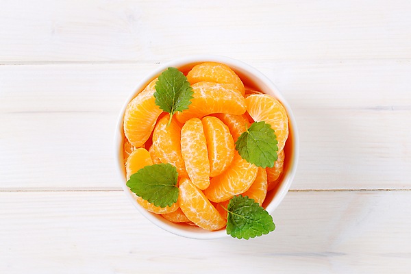 포토 JPG 해외이미지 스튜디오촬영 조각 귤 사람없음 쌓기 신선 사발 가득함 흰배경 해외202004 해외202105 해외포토 백그라운드 과일 모션 실내 흰색 사기그릇 파일형식