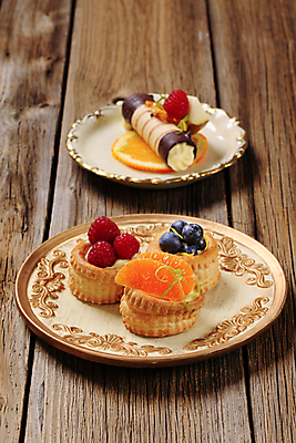 포토 JPG 해외이미지 접시 음식 과일 디저트 귤 3 사람없음 목재 장식 껍질 시골 대접 신선 화려 달콤 크림 블루베리 산딸기 푸딩 무스 바닐라 커스터드 타르트 페스츄리 맛있는 해외202004 해외202105 해외포토 나무 식기 빵 컨셉 재료 맛 파이_빵 파일형식