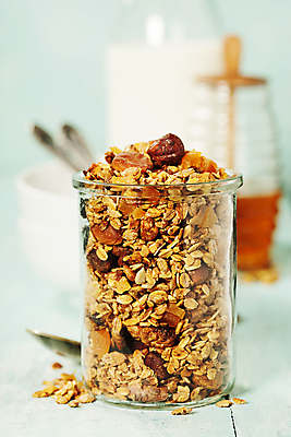 포토 JPG 해외이미지 그릇 유리병 곡류 실내 사람없음 아웃포커스 숟가락 시리얼 파란배경 꿀 요거트 그래놀라 해외202004 해외포토 식기 음식 백그라운드 병_용기 유제품 촬영기법 수저 내부 파란색 파일형식