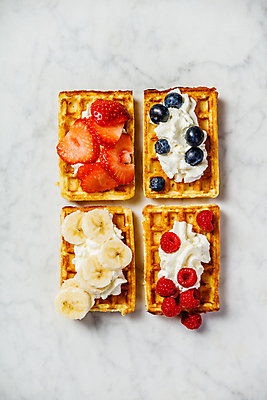 포토 JPG 해외이미지 딸기 디저트 바나나 실내 사람없음 하이앵글 달콤 흰배경 생크림 블루베리 산딸기 대리석 와플 해외202004 해외포토 음식 뷰포인트 백그라운드 과일 재료 내부 흰색 맛 크림 파일형식