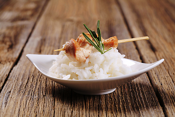 포토 JPG 해외이미지 접시 밥 실내 사람없음 닭고기 로즈메리 꼬치요리 닭꼬치 나무배경 해외202004 해외202105 해외포토 식기 음식 백그라운드 육류 요리 내부 꼬치 허브 파일형식