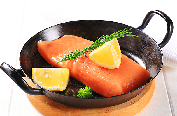 포토 JPG 해외이미지 음식 도마 어류 사람없음 검은색 신선 프라이팬 레몬 날것 연어 생식 송어 해외202004 해외202105 송어회 해외포토 컬러 과일 주방용품 수중동물 생선회 파일형식