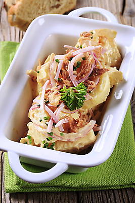 포토 JPG 해외이미지 접시 음식 빵 반찬 양파 감자 사람없음 목재 식사 저녁식사 샐러드 흰색 크림 햄 점심식사 쪽파 백자 해외202004 해외202105 해외포토 나무 식기 컬러 채소 재료 육류 도자기 파 파일형식