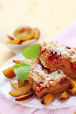 포토 JPG 해외이미지 접시 음식 조각 과일 디저트 사람없음 케이크 신선 달콤 아침식사 굽기 자두 핸드메이드 해외202004 해외202105 스펀지케이크 해외포토 식기 식사 맛 구이 파일형식