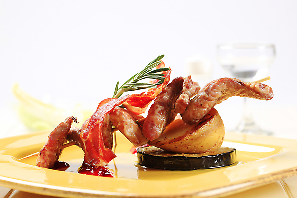 포토 JPG 해외이미지 접시 가지 감자 실내 돼지고기 사람없음 흰배경 베이컨 로즈메리 꼬치요리 해외202004 해외202105 해외포토 식기 백그라운드 채소 육류 요리 내부 흰색 꼬치 허브 파일형식