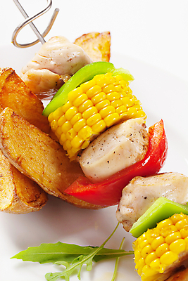 포토 JPG 해외이미지 피망 파프리카 실내 육류 옥수수 사람없음 닭고기 흰배경 구운감자 꼬치요리 해외202004 해외202105 해외포토 백그라운드 채소 식재료 곡류 감자 요리 내부 흰색 꼬치 파일형식