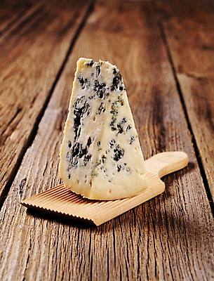 포토 JPG 해외이미지 음식 조각 재료 치즈 유제품 도마 사람없음 목재 블루치즈 해외202004 해외202105 해외포토 나무 주방용품 파일형식