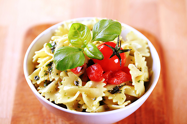 포토 JPG 해외이미지 접시 음식 토마토 파스타 요리 사람없음 샐러드 바질 삶기 파르팔레 비건 페스토 해외202004 해외202105 해외포토 식기 채소 서양음식 소스_음식 채식주의자 파스타면 파일형식