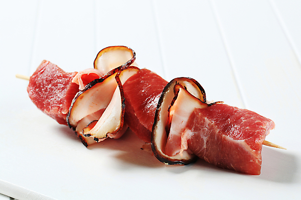 포토 JPG 해외이미지 실내 생고기 돼지고기 사람없음 한개 흰배경 베이컨 꼬치요리 해외202004 해외202105 해외포토 1 백그라운드 육류 요리 내부 흰색 꼬치 파일형식