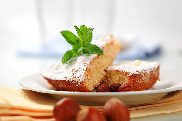 포토 JPG 해외이미지 접시 음식 조각 사람없음 케이크 견과류 달콤 아침식사 굽기 슈가파우더 헤이즐넛 해외202004 해외202105 스펀지케이크 해외포토 식기 디저트 식사 맛 구이 파일형식