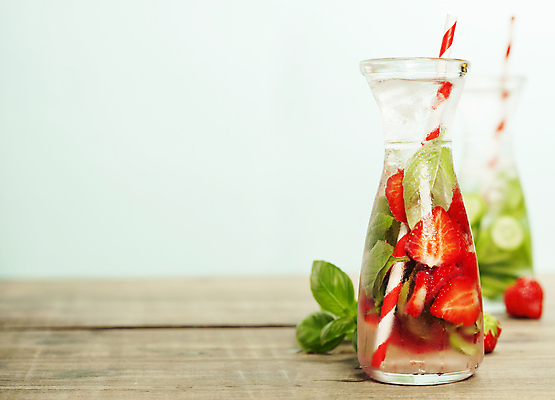 포토 JPG 해외이미지 음료 딸기 유리병 빨대 사람없음 아웃포커스 물 파란배경 나무바닥 산딸기 디톡스 해외202004 해외포토 자연요소 백그라운드 과일 병_용기 바닥 촬영기법 건강 파란색 파일형식