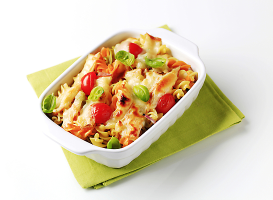 포토 JPG 해외이미지 스튜디오촬영 음식 토마토 치즈 파스타 요리 사람없음 인스턴트 바질 직사각형 그라탱 백자 캐서롤 해외202004 해외202105 해외포토 도형 채소 유제품 서양음식 실내 도자기 용기_그릇 파일형식