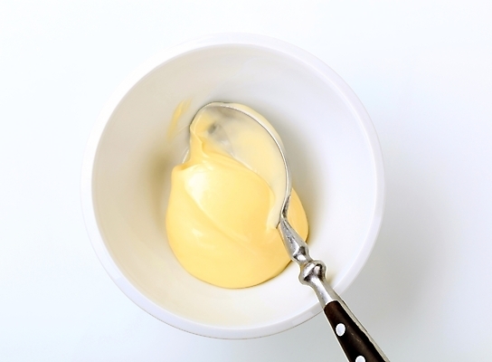 포토 JPG 해외이미지 접시 음식 재료 유제품 사람없음 노란색 숟가락 펼침 흰색 조미료 사발 크림 머리위 마요네즈 핸드메이드 해외202004 해외202105 해외포토 식기 컬러 모션 수저 사기그릇 소스_음식 향미료 파일형식