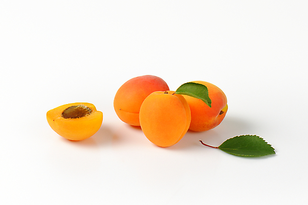 포토 JPG 해외이미지 스튜디오촬영 잎 사람없음 신선 흰배경 슬라이스 살구 해외202004 해외202105 해외포토 식물 백그라운드 과일 실내 흰색 파일형식