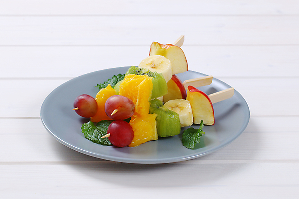 포토 JPG 해외이미지 접시 오렌지 포도 바나나 실내 키위 사람없음 사과 흰배경 과일꼬치 꼬치요리 해외202004 해외202105 해외포토 식기 백그라운드 과일 요리 내부 흰색 꼬치 파일형식