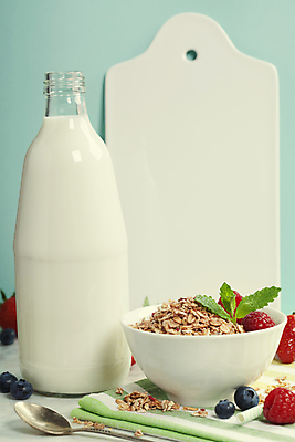 포토 JPG 해외이미지 그릇 딸기 유리병 도마 도마_주방용품 건강 사람없음 숟가락 우유 우유병 시리얼 유기농 파란배경 블루베리 산딸기 칼슘 해외202004 해외포토 식기 웰빙 음식 백그라운드 과일 주방용품 병_용기 유제품 수저 파란색 파일형식