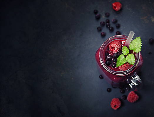 포토 JPG 해외이미지 음료 검은배경 잔 실내 사람없음 베리스무디 스무디 해외202004 해외포토 식기 백그라운드 내부 검은색 파일형식