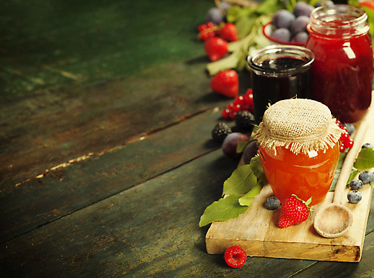 포토 JPG 해외이미지 그릇 딸기 유리병 디저트 사람없음 유기농 블루베리 산딸기 자두 나무숟가락 건포도 과일잼 나무도마 나무탁자 크랜베리 카피스페이스 해외202004 해외포토 식기 웰빙 열매 음식 과일 탁자 포도 병_용기 도마 목재 숟가락 공백 잼 건과일 파일형식