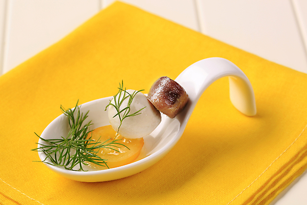 포토 JPG 해외이미지 음식 토마토 공 치즈 어류 사람없음 노란색 숟가락 추위 신선 냅킨 피클 딜 모짜렐라치즈 미니 백자 입가심 해외202004 해외202105 해외포토 컬러 채소 유제품 수저 수중동물 도자기 절임 파일형식