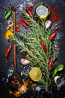 포토 JPG 해외이미지 검은배경 실내 마늘 사람없음 올리브오일 레몬 허브 향신료 홍고추 소금 유리그릇 바질 로즈메리 나무주걱 통후추 해외202004 해외포토 식물 그릇 백그라운드 채소 과일 유리 고추 내부 목재 검은색 기름_음식 주걱 후추 향미료 파일형식