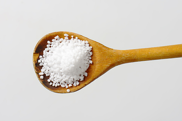 포토 JPG 해외이미지 스튜디오촬영 실내 사람없음 흰배경 소금 나무숟가락 해외202004 해외202105 해외포토 백그라운드 내부 숟가락 흰색 파일형식