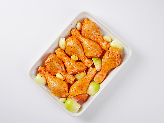 포토 JPG 해외이미지 스튜디오촬영 음식 양파 마늘 육류 사람없음 치킨 신선 도자기 그룹 매움 날것 머리위 흙더미 생식 음식준비 절임 해외202004 해외202105 해외포토 채소 식재료 실내 흙 맛 준비 닭고기요리 파일형식 더미