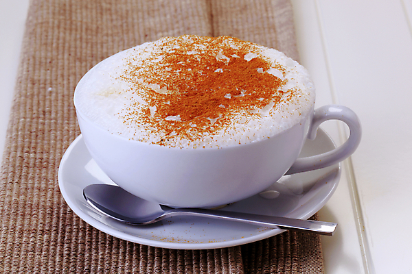 포토 JPG 해외이미지 실내 사람없음 식탁보 커피잔 티스푼 컵받침 흰배경 카푸치노 시나몬가루 해외202004 해외202105 해외포토 커피 백그라운드 잔 내부 숟가락 흰색 가루 받침대 시나몬 파일형식