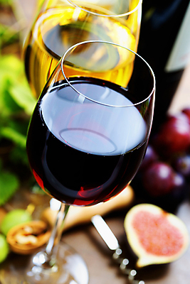 포토 JPG 해외이미지 와인잔 포도 근접촬영 사람없음 아웃포커스 레드와인 화이트와인 와인병 무화과 와인오프너 포도잎 카피스페이스 해외202004 해외포토 뷰포인트 잎 술잔 과일 병_용기 촬영기법 와인 공백 병따개 파일형식