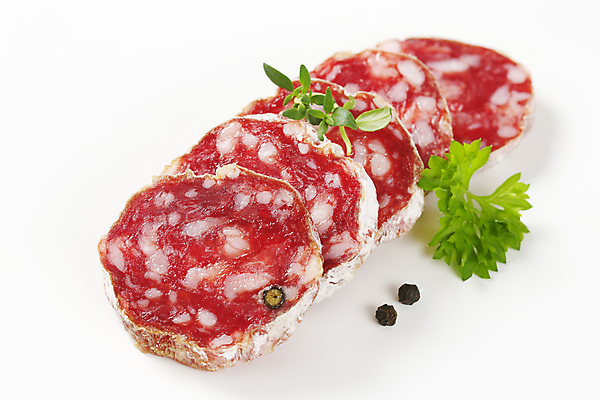 포토 JPG 해외이미지 스튜디오촬영 음식 조각 건조 육류 돼지고기 사람없음 소시지 흰배경 매움 발효 살라미 초리조 치유 해외202004 해외202105 해외포토 백그라운드 식재료 실내 흰색 가공식품 맛 파일형식