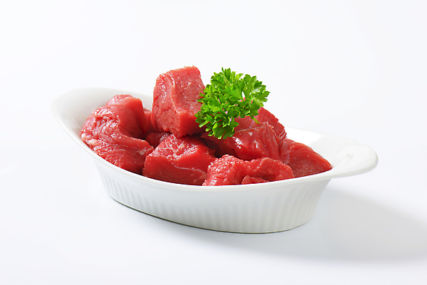 포토 JPG 해외이미지 접시 실내 파슬리 생고기 사람없음 소고기 흰배경 해외202004 해외202105 해외포토 식기 백그라운드 채소 육류 내부 흰색 파일형식