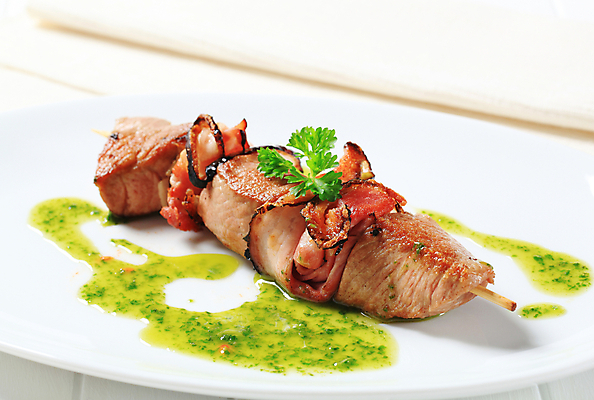 포토 JPG 해외이미지 접시 실내 돼지고기 사람없음 흰배경 베이컨 꼬치요리 해외202004 해외202105 해외포토 식기 백그라운드 육류 요리 내부 흰색 꼬치 파일형식