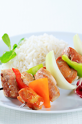 포토 JPG 해외이미지 접시 채소 밥 양파 실내 돼지고기 사람없음 닭고기 흰배경 꼬치요리 해외202004 해외202105 해외포토 식기 음식 백그라운드 육류 요리 내부 흰색 꼬치 파일형식