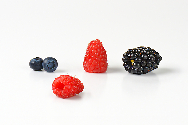 포토 JPG 해외이미지 스튜디오촬영 종류 사람없음 신선 흰배경 블루베리 산딸기 블랙베리 해외202004 해외202105 해외포토 백그라운드 과일 실내 흰색 파일형식