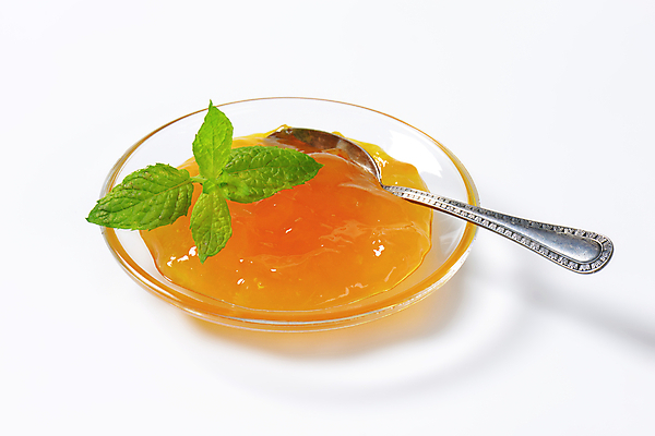 포토 JPG 해외이미지 스튜디오촬영 실내 사람없음 민트 흰배경 유리그릇 과일잼 살구잼 해외202004 해외202105 해외포토 그릇 백그라운드 유리 내부 흰색 잼 허브 파일형식