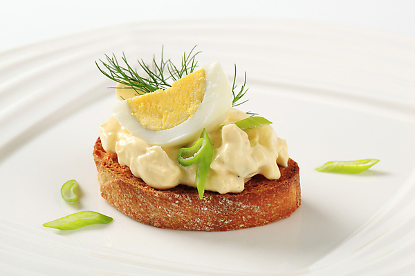 포토 JPG 해외이미지 접시 음식 빵 조각 샌드위치 사람없음 갈색 계란 펼침 샐러드 흰색 아침식사 애피타이저 카나페 크림 토스트 파 마요네즈 딜 채식주의자 타파스 핸드메이드 해외202004 해외202105 해외포토 식기 컬러 채소 모션 서양음식 알 식사 소스_음식 채식 파일형식