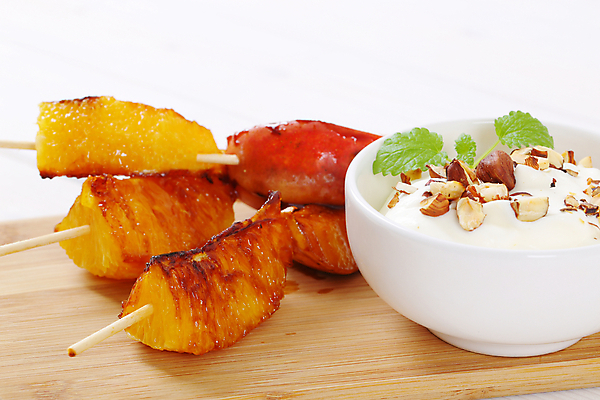 포토 JPG 해외이미지 그릇 오렌지 실내 사람없음 견과류 흰배경 요거트 과일꼬치 꼬치요리 나무도마 해외202004 해외202105 해외포토 식기 백그라운드 과일 유제품 도마 요리 내부 목재 흰색 꼬치 파일형식