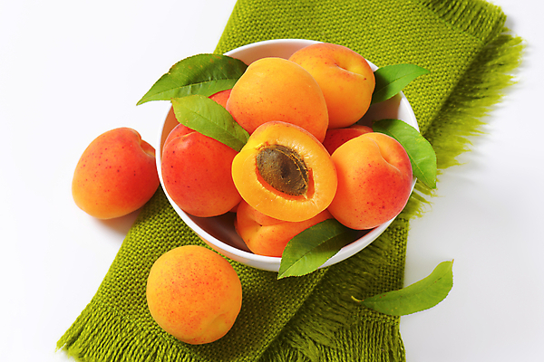 포토 JPG 해외이미지 스튜디오촬영 잎 사람없음 신선 사발 달콤 천 흰배경 반쪽 살구 해외202004 해외202105 해외포토 식물 백그라운드 과일 실내 흰색 직물 사기그릇 맛 파일형식