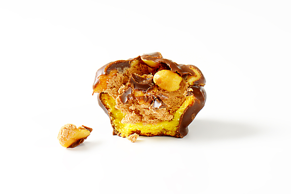 포토 JPG 해외이미지 음식 디저트 사람없음 쿠키 과자 견과류 횡단보도 달콤 가득함 흰배경 반쪽 땅콩 폭식 해외202004 해외202105 해외포토 백그라운드 흰색 보행로 맛 파일형식