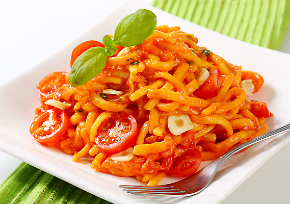 포토 JPG 해외이미지 스튜디오촬영 접시 음식 포크 토마토 채소 파스타 마늘 요리 사람없음 초록색 면 받침대 정사각형 슬라이스 브런치 레시피 바질 얇은 해외202004 해외202105 해외포토 도형 식기 컬러 서양음식 실내 식사 파일형식