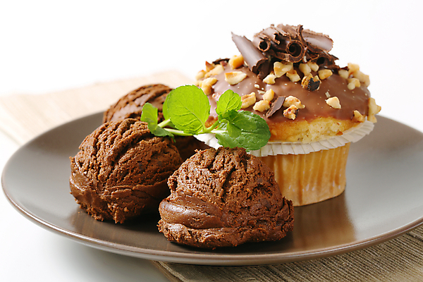 포토 JPG 해외이미지 스튜디오촬영 접시 음식 아이스크림 디저트 사람없음 갈색 케이크 초콜릿 냉동 얼음 어둠 견과류 달콤 컵케이크 머핀 토핑 코코아 젤라또 개암 프로스팅 개조 맛있는 해외202004 해외202105 해외포토 자연요소 식기 열매 음료 빵 컬러 실내 맛 제빵 파일형식