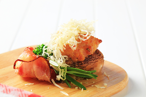 포토 JPG 해외이미지 음식 치즈 도마 육류 사람없음 버섯 굽기 가득함 베이컨 레시피 폭식 다진 땅바닥 타파스 프로슈토 해외202004 해외202105 해외포토 식재료 주방용품 유제품 바닥 돼지고기 애피타이저 구이 햄 파일형식