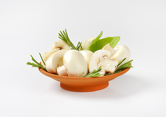 포토 JPG 해외이미지 스튜디오촬영 접시 식재료 실내 사람없음 흰배경 담기 양송이 로즈메리 세이지 해외202004 해외202105 해외포토 식기 백그라운드 모션 내부 버섯 흰색 허브 파일형식