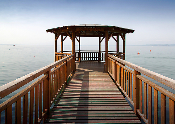 포토 JPG 해외이미지 주간 유럽 호수 바다 여행 건축양식 자연 아침 지붕 휴식 풍경 사람없음 야외 목재 물 관광지 평화 항구 이탈리아 산책로 안개 전원 만 방파제 수평선 해외202004 해외202105 해외포토 자연요소 나무 공공시설 건축 나라 길 컨셉 재료 교통시설 날씨 전기에너지 생태계 파일형식