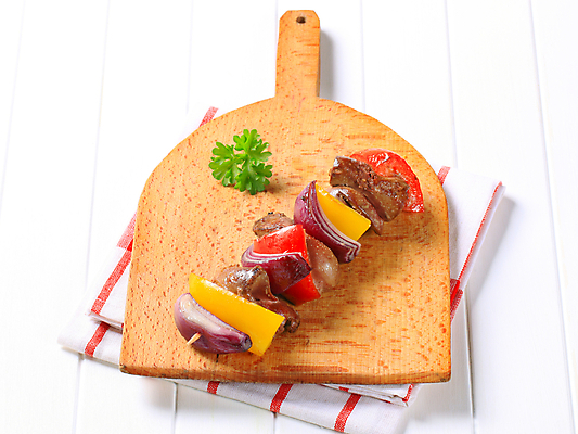 포토 JPG 해외이미지 파프리카 실내 사람없음 닭고기 식탁보 흰배경 꼬치요리 나무도마 닭꼬치 적양파 해외202004 해외202105 해외포토 백그라운드 채소 양파 도마 육류 요리 내부 목재 흰색 꼬치 파일형식