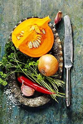 포토 JPG 해외이미지 스튜디오촬영 접시 호박 양파 실내 사람없음 하이앵글 당근 파란배경 바질 단호박수프 버터나이프 해외202004 해외포토 식기 뷰포인트 백그라운드 채소 뿌리채소 내부 파란색 나이프 수프 파일형식