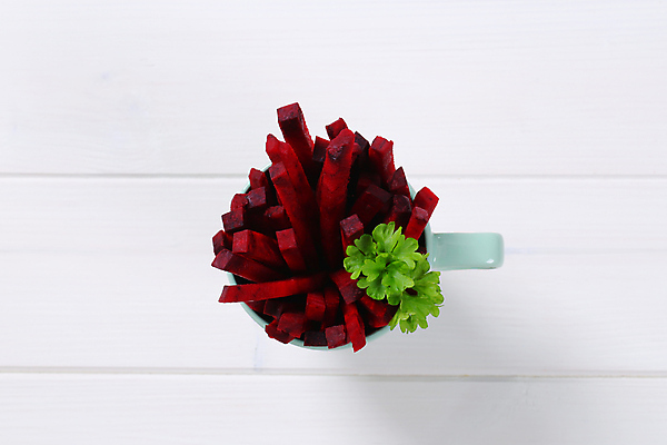 포토 JPG 해외이미지 스튜디오촬영 음식 채소 부분 건강 사람없음 컵 빨간색 쌓기 샐러드 머그컵 튀김 신선 고명 자르기 가득함 유기농 날것 머리위 흙더미 비트 얇은 채식주의자 핸드메이드 개조 해외202004 해외202105 해외포토 식기 웰빙 컬러 모션 실내 흙 채식 파일형식 더미