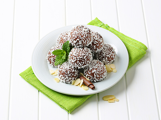 포토 JPG 해외이미지 스튜디오촬영 접시 사람없음 쌓기 초콜릿 달콤 코코넛 해외202004 해외202105 해외포토 식기 과일 모션 디저트 실내 맛 파일형식