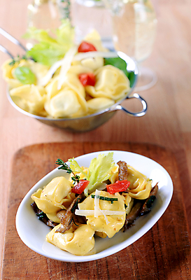 포토 JPG 해외이미지 접시 음식 토마토 도마 파스타 요리 사람없음 버섯 폭식 토르텔리니 해외202004 해외202105 해외포토 식기 채소 주방용품 서양음식 파일형식